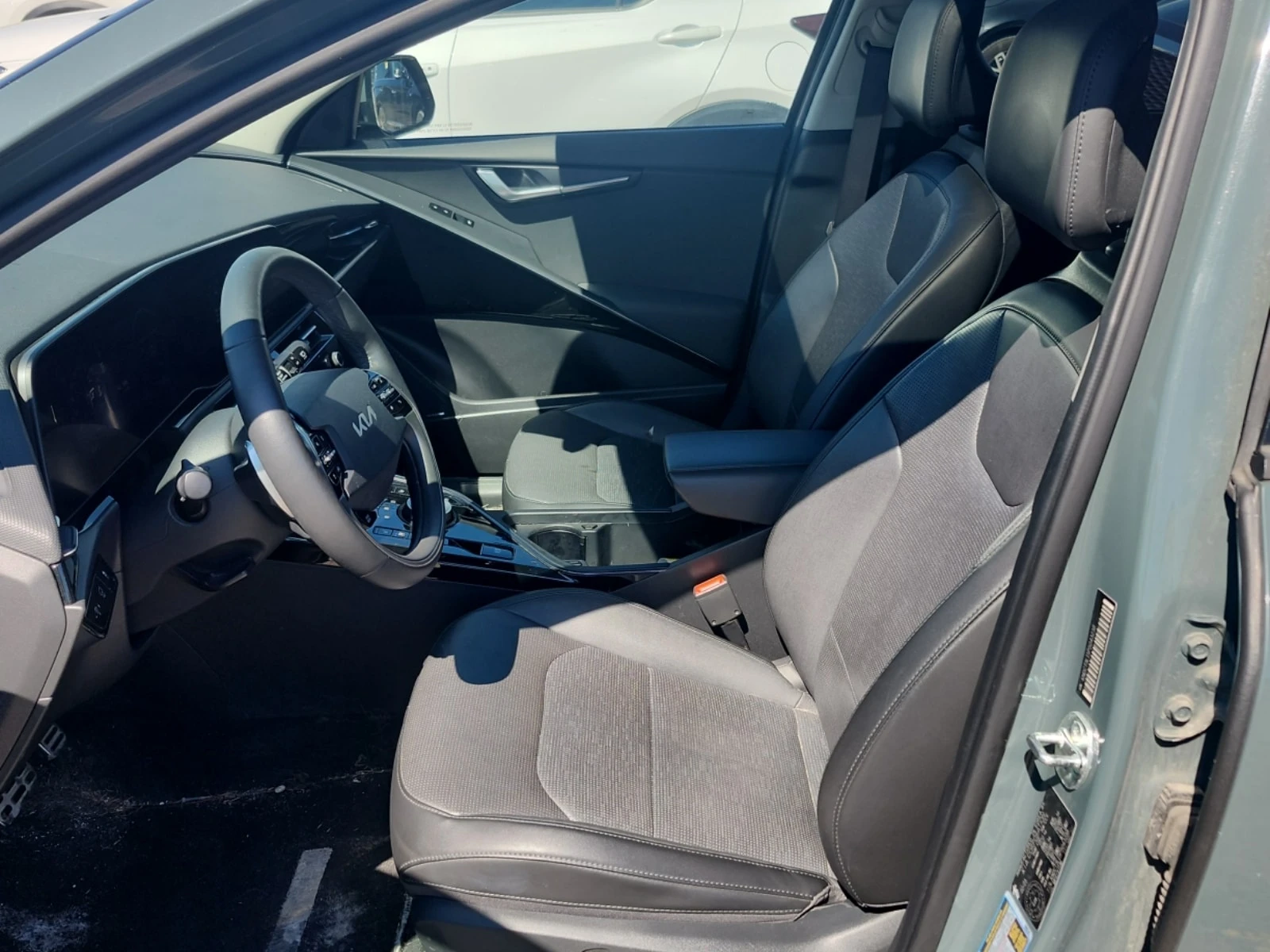 Kia Niro LIMITED/CARFAX/ПОДГРЕВ/ШИБЕДАХ/ФИНАНСИРАНЕ, снимка 5 - Автомобили и джипове - 55991926