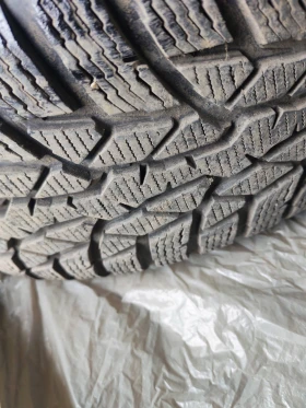 Гуми Зимни 215/65R16, снимка 4