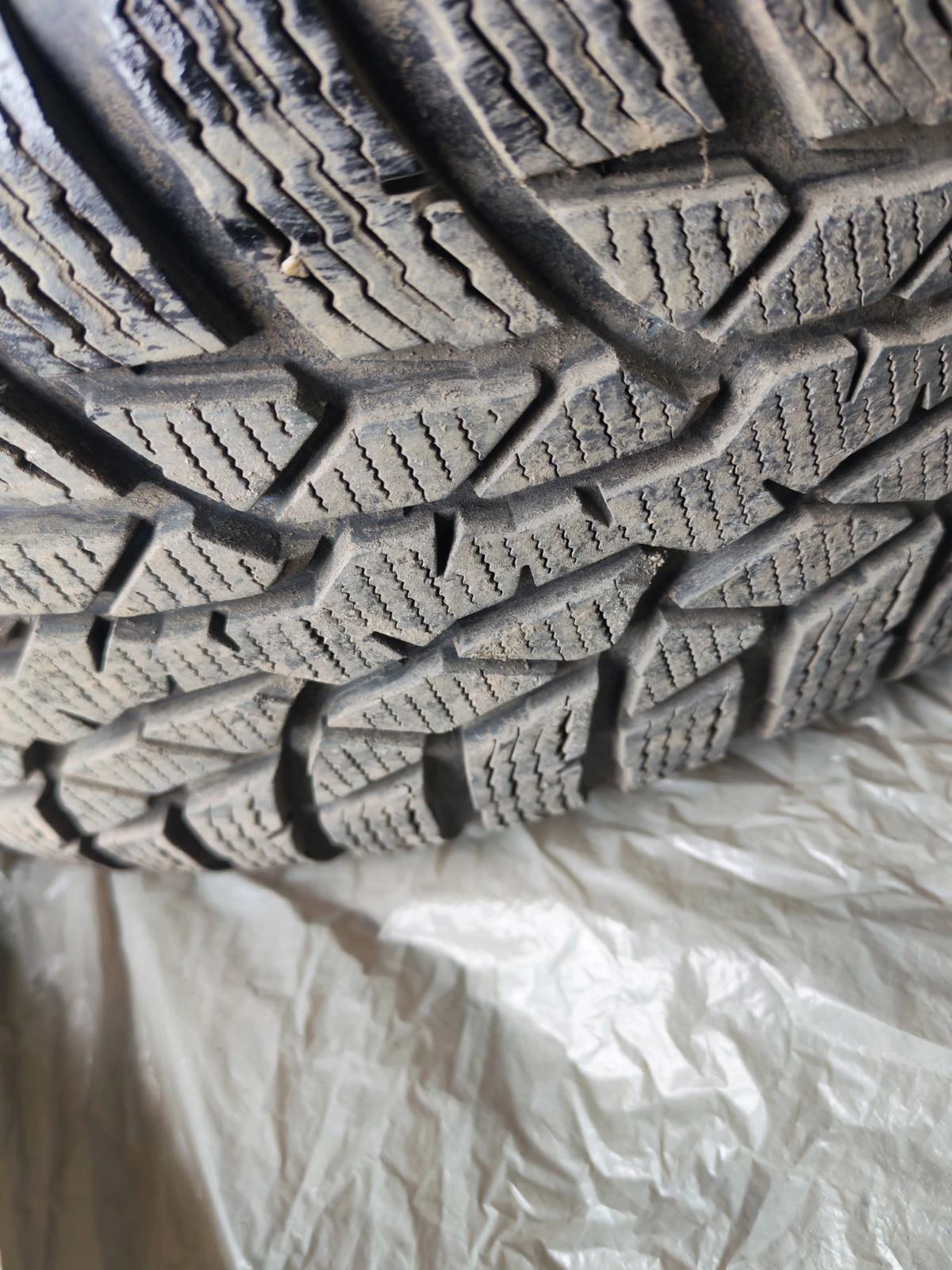 Гуми Зимни 215/65R16, снимка 4 - Гуми и джанти - 56649618