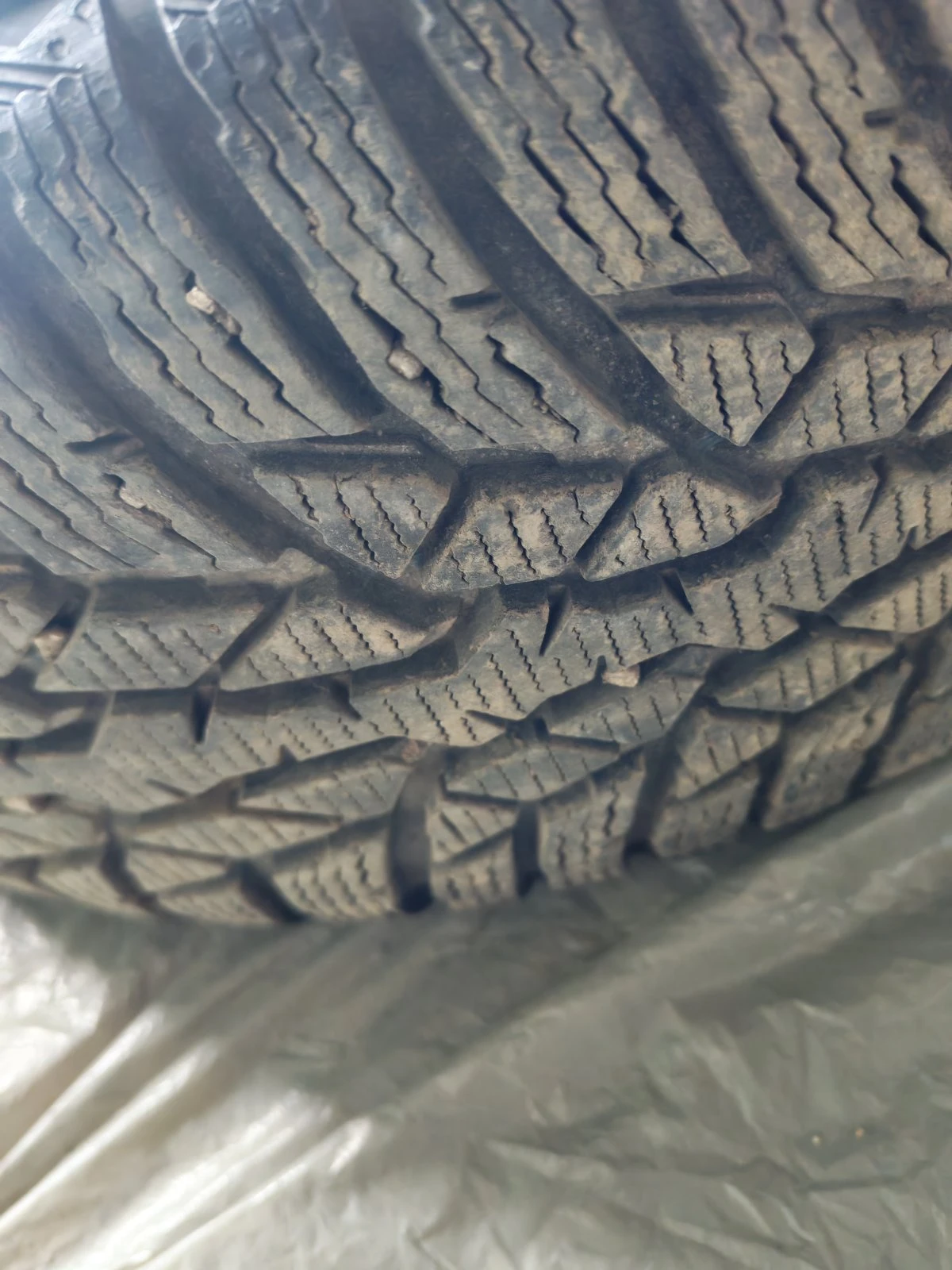 Гуми Зимни 215/65R16, снимка 5 - Гуми и джанти - 56649618