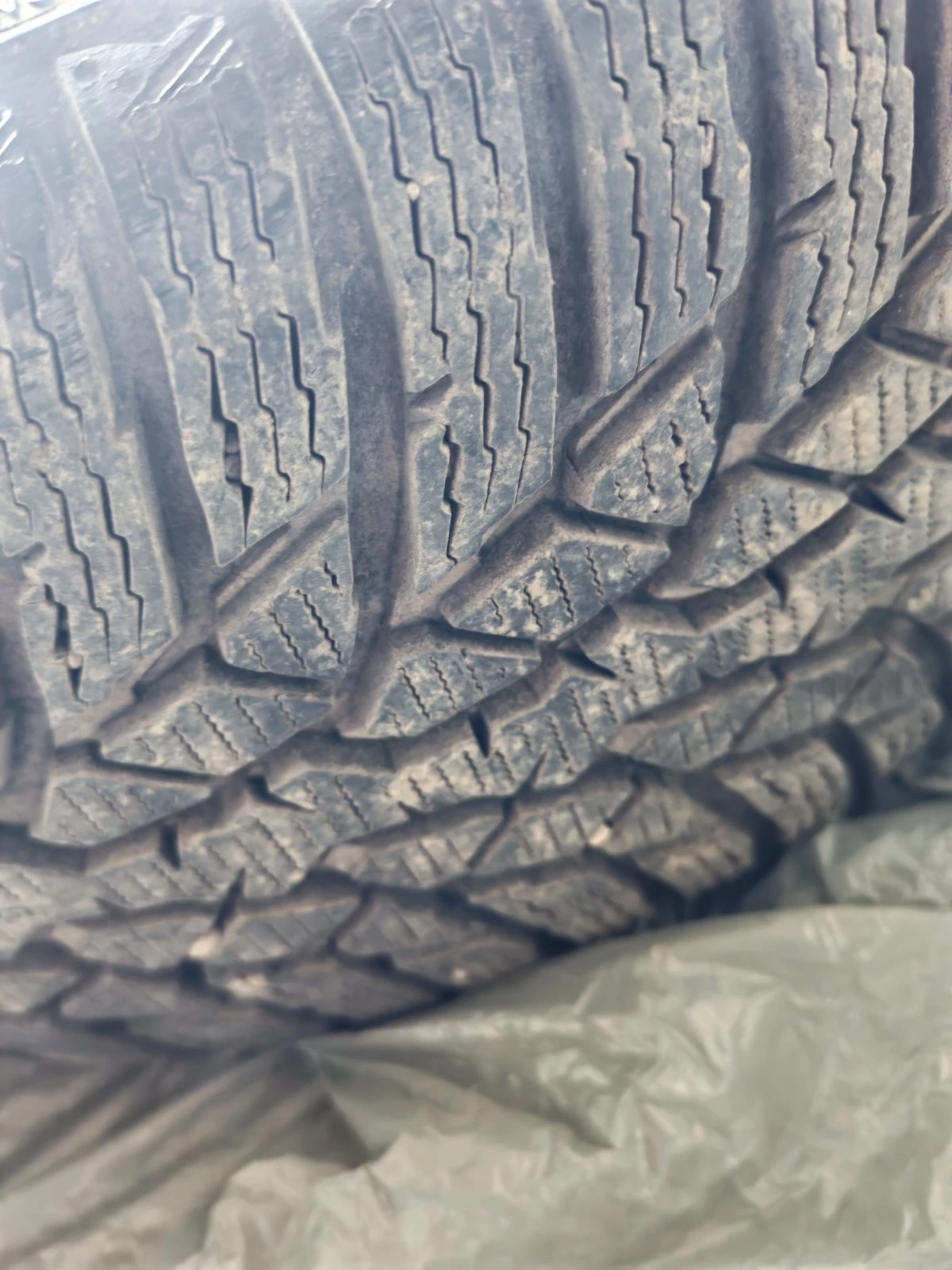 Гуми Зимни 215/65R16
