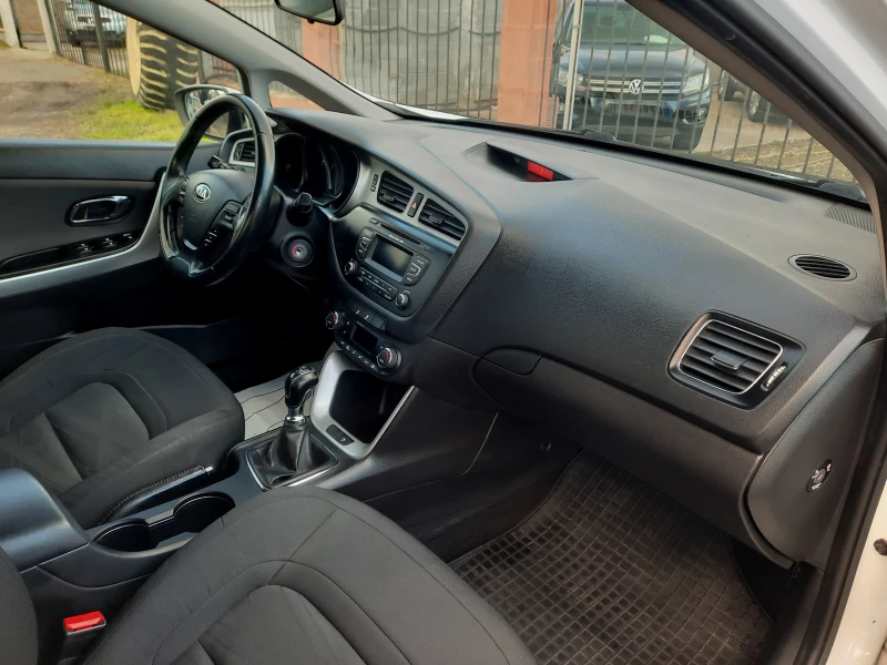 Kia Ceed 1.6 CRDI, снимка 11 - Автомобили и джипове - 53123450