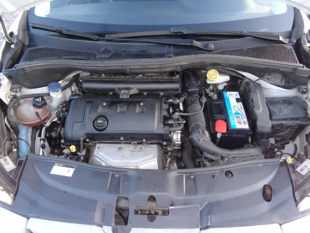 Peugeot 2008 1.6i ALLURE, снимка 15 - Автомобили и джипове - 52884624