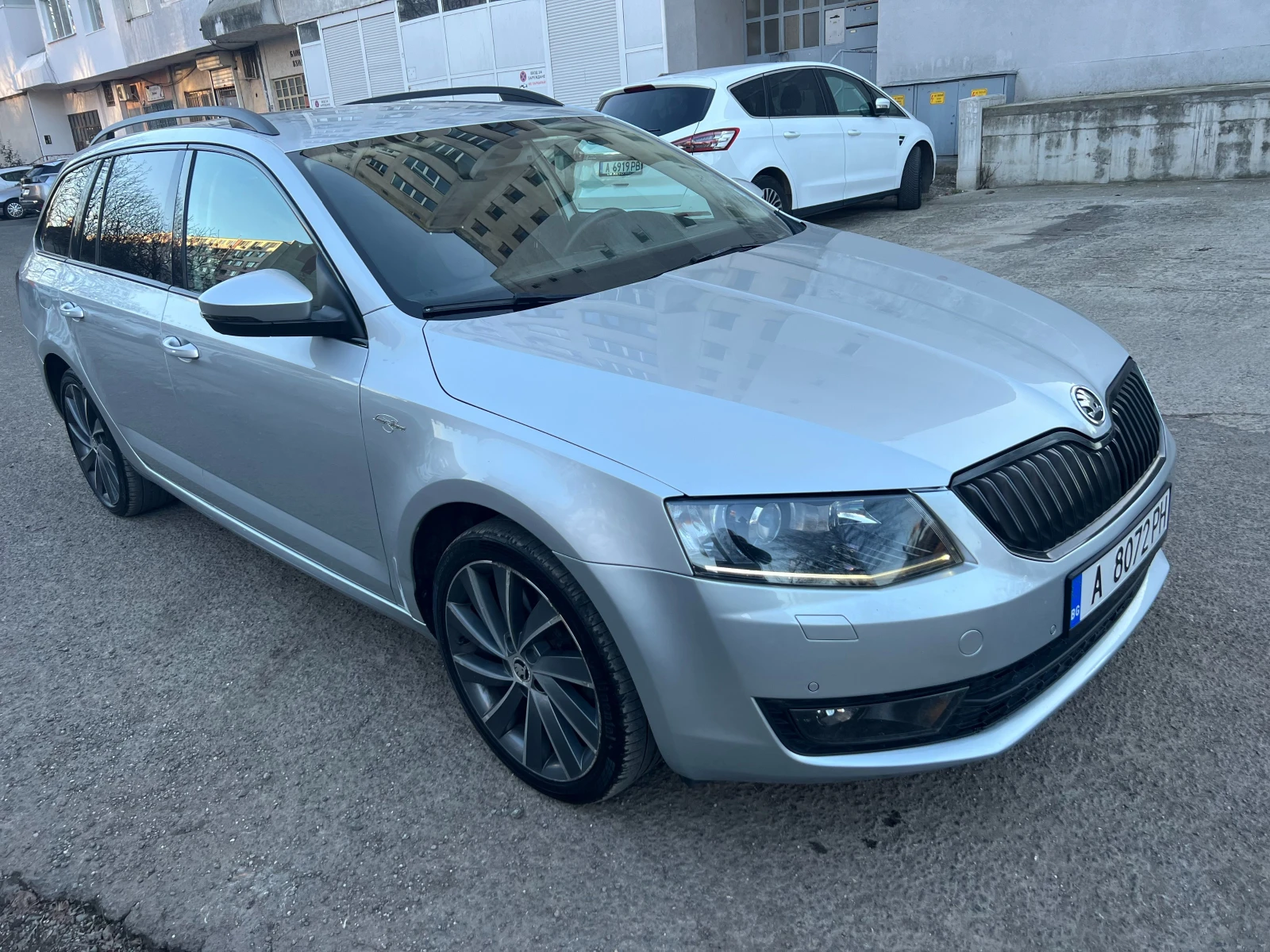 Skoda Octavia 2.0TDI 4x4 Laurin Klement CANTON ДОБРО СЪСТОЯНИЕ - изображение 2