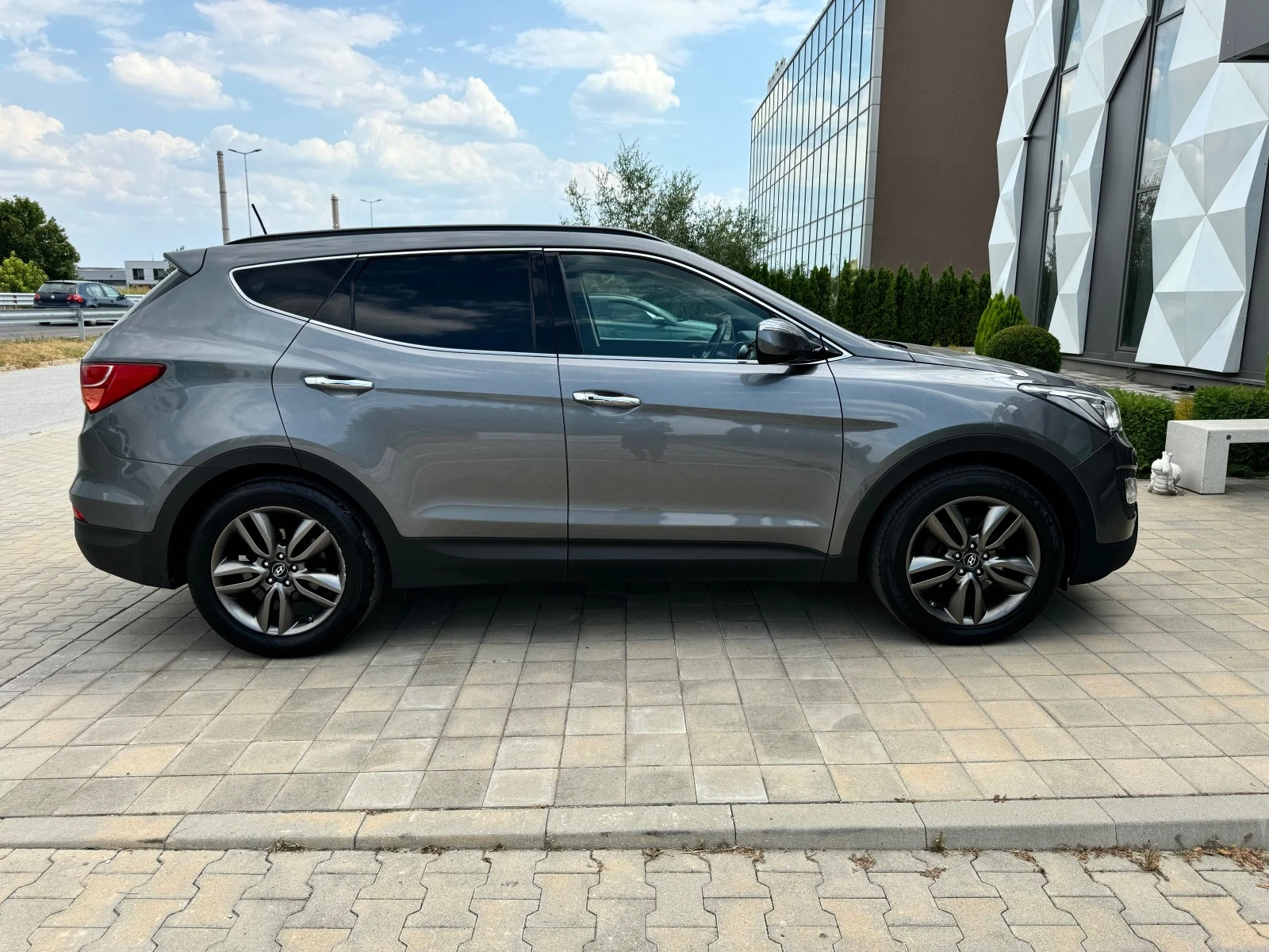 Hyundai Santa fe 7МЕСТА-ПАНОРАМА-САМОПАРКИР-KEYGO-ПАМЕТ-ПОДГРЕВ- - изображение 4