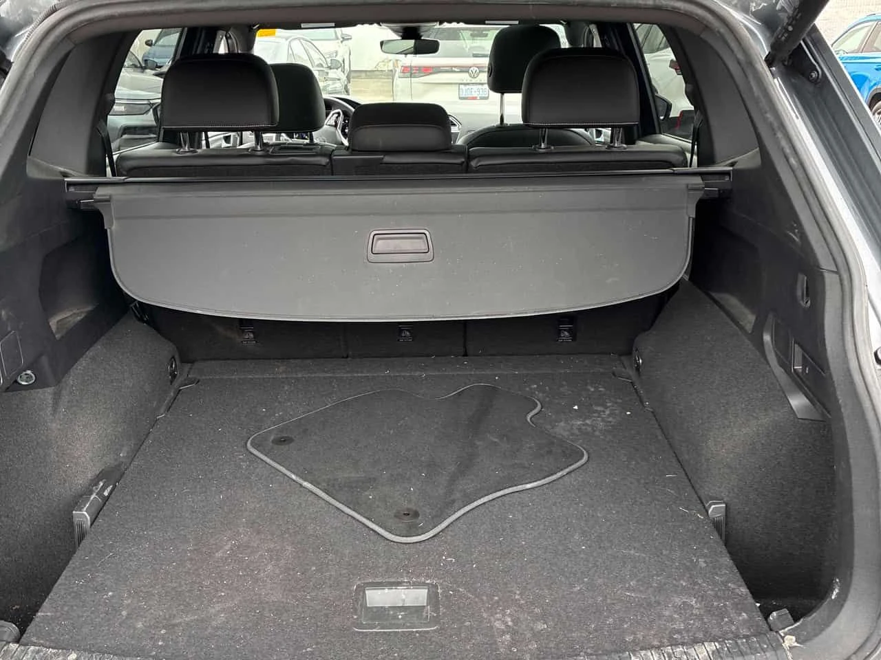 VW Tiguan * Highline R Line * CARFAX* ОБДУХВАНЕ* ПАНО* КЛИП, снимка 13 - Автомобили и джипове - 54089299