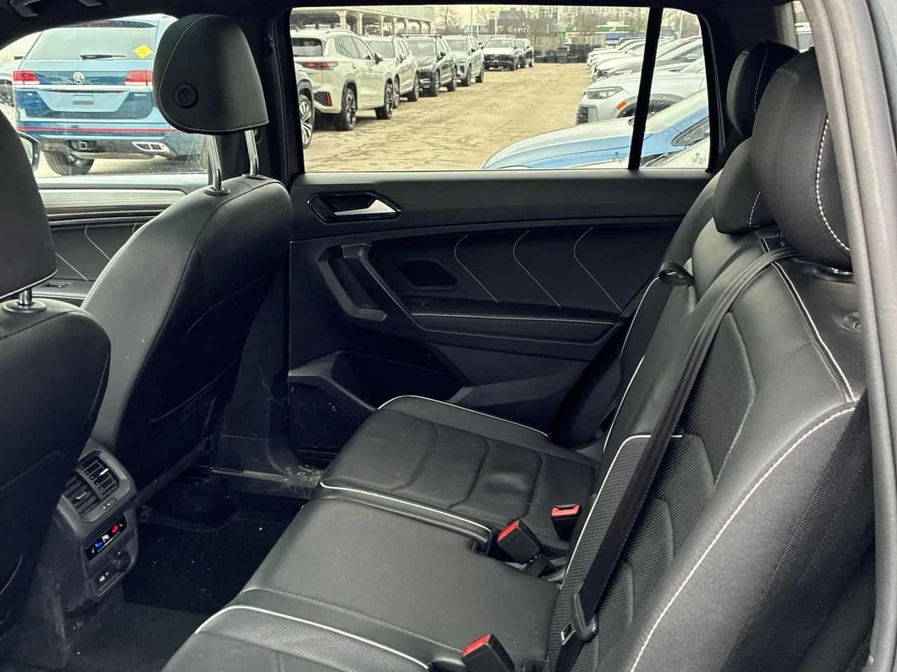 VW Tiguan * Highline R Line * CARFAX* ОБДУХВАНЕ* ПАНО* КЛИП, снимка 12 - Автомобили и джипове - 54089299