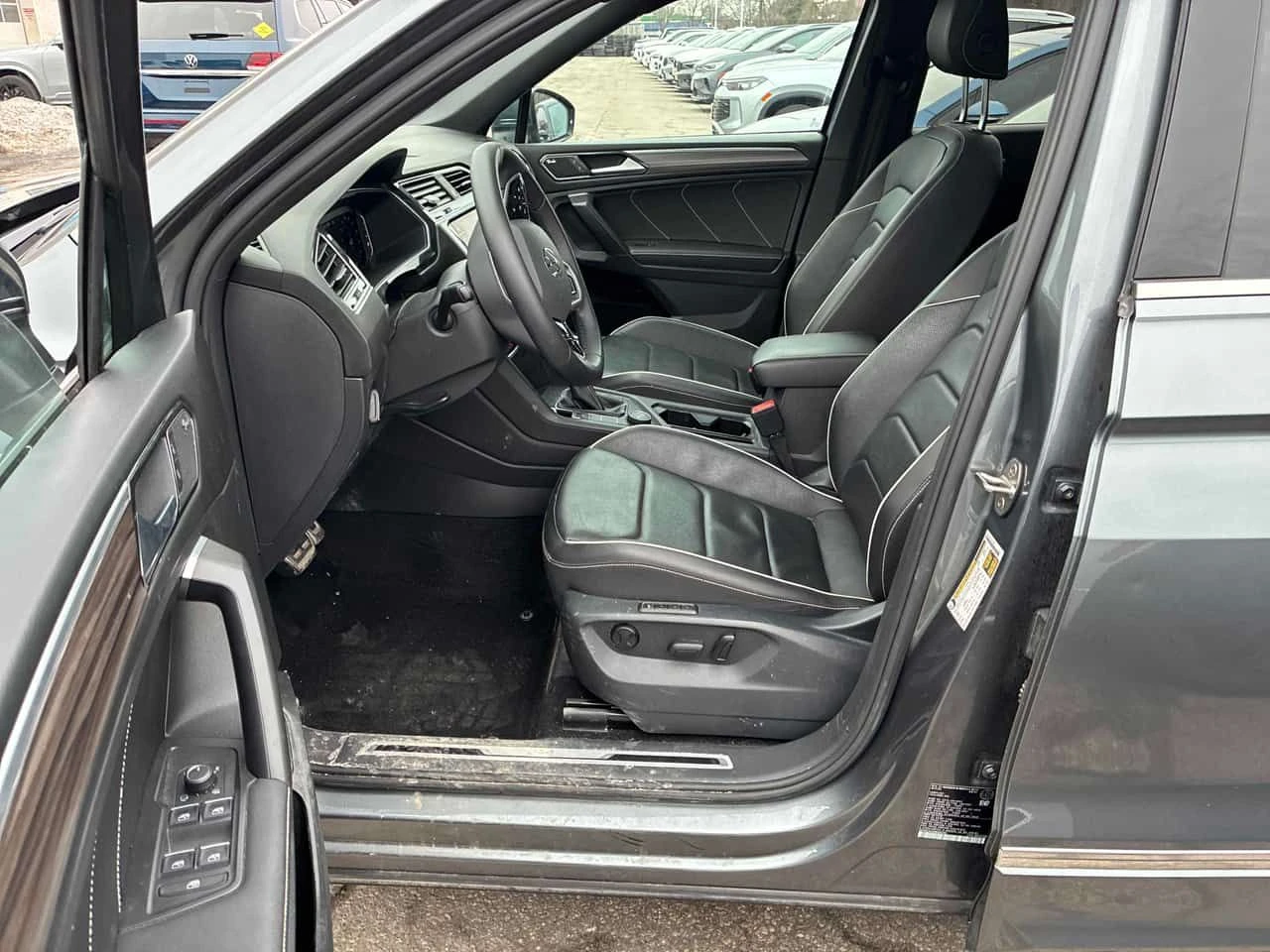 VW Tiguan * Highline R Line * CARFAX* ОБДУХВАНЕ* ПАНО* КЛИП, снимка 5 - Автомобили и джипове - 54089299