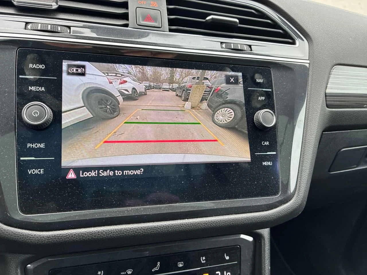 VW Tiguan * Highline R Line * CARFAX* ОБДУХВАНЕ* ПАНО* КЛИП, снимка 14 - Автомобили и джипове - 54089299