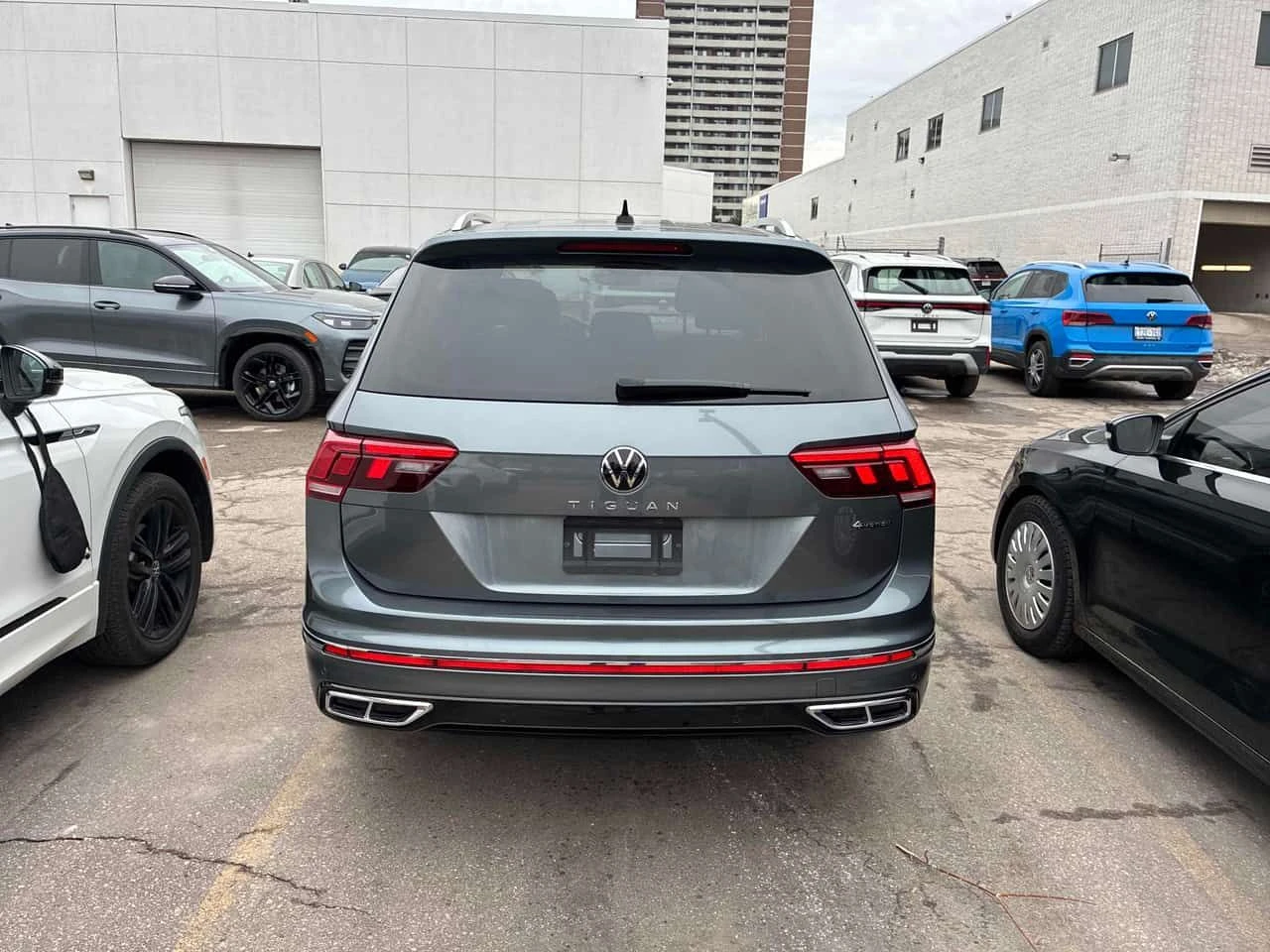 VW Tiguan * Highline R Line * CARFAX* ОБДУХВАНЕ* ПАНО* КЛИП, снимка 4 - Автомобили и джипове - 54089299