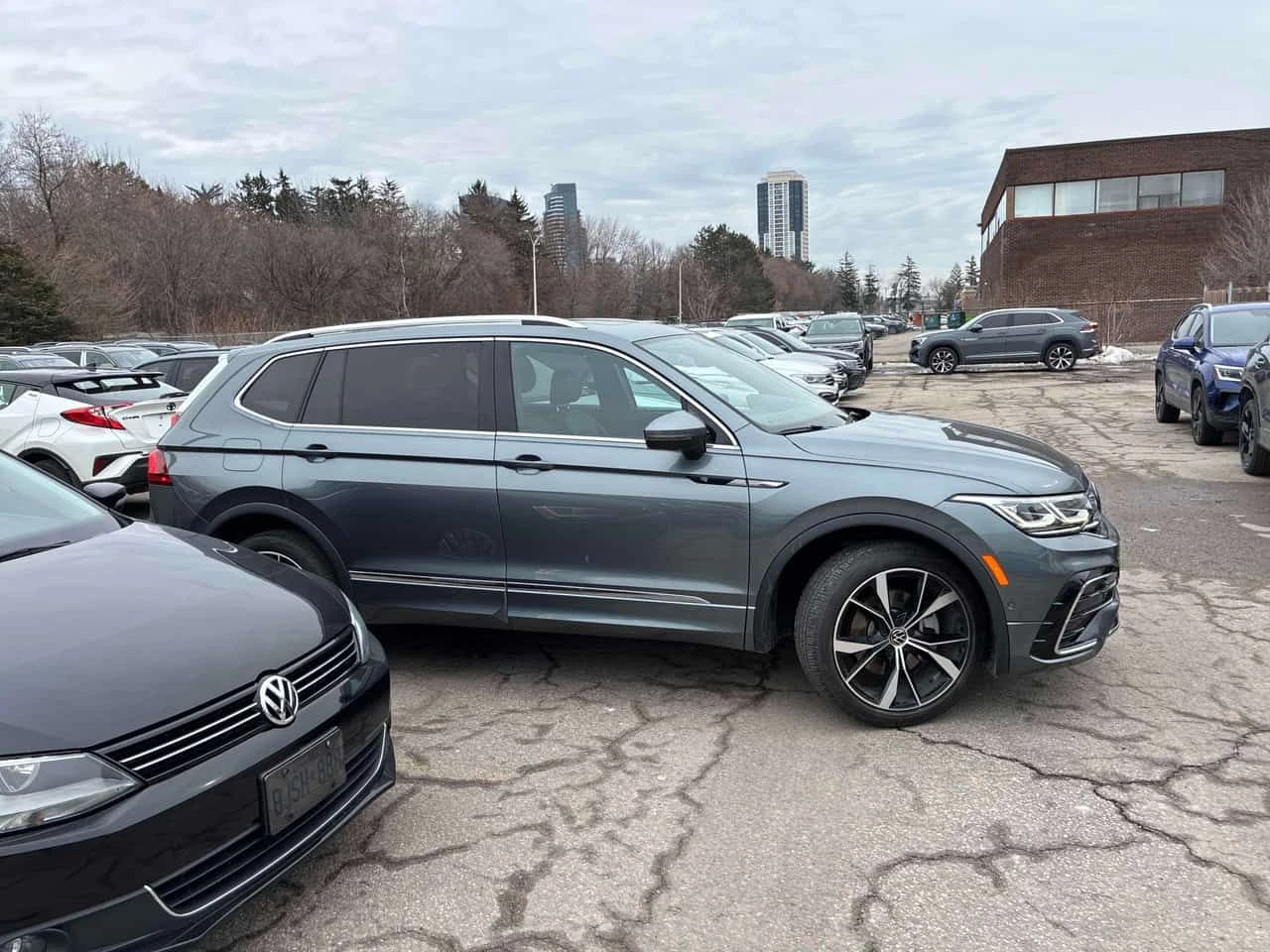 VW Tiguan * Highline R Line * CARFAX* ОБДУХВАНЕ* ПАНО* КЛИП, снимка 3 - Автомобили и джипове - 54089299