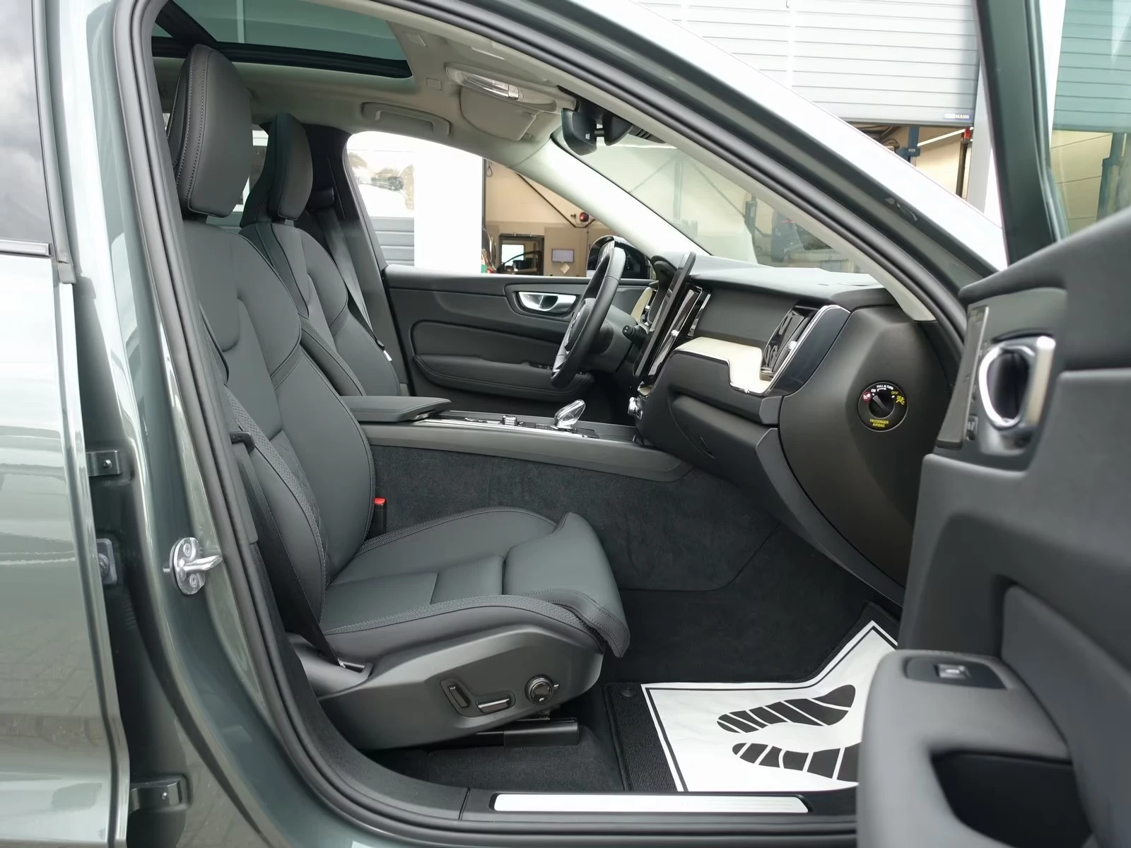 Volvo XC60 NEW 2026 B5 AWD Plus Dark, снимка 14 - Автомобили и джипове - 54474706