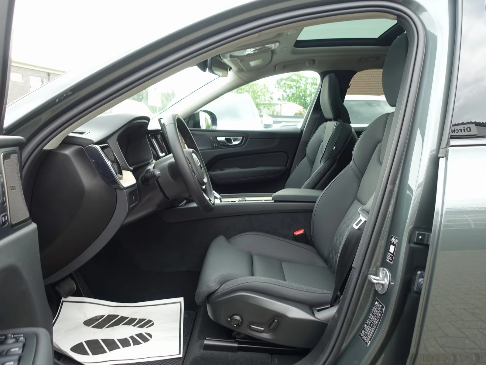 Volvo XC60 NEW 2026 B5 AWD Plus Dark, снимка 13 - Автомобили и джипове - 54474706