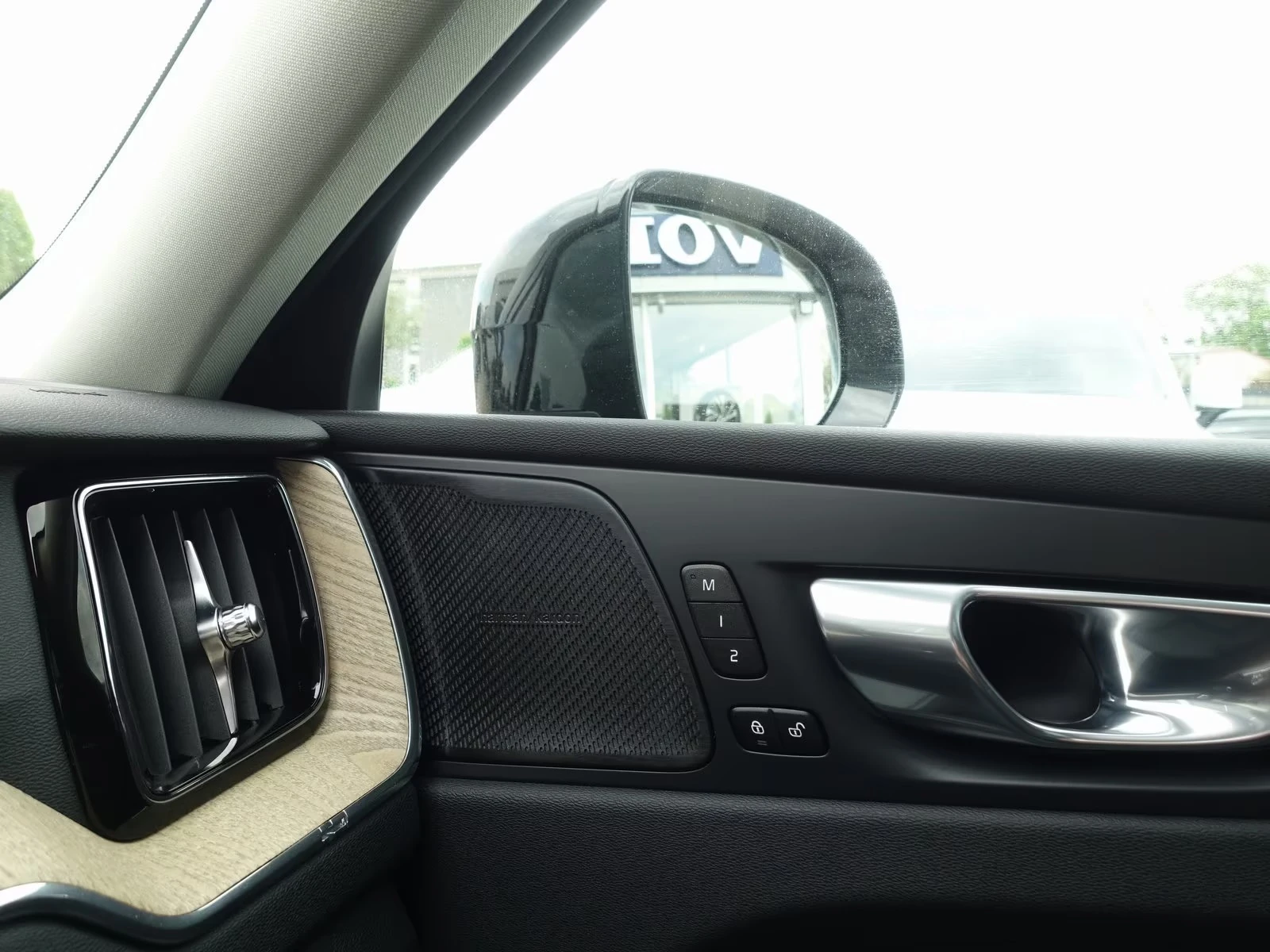 Volvo XC60 NEW 2026 B5 AWD Plus Dark, снимка 12 - Автомобили и джипове - 54474706
