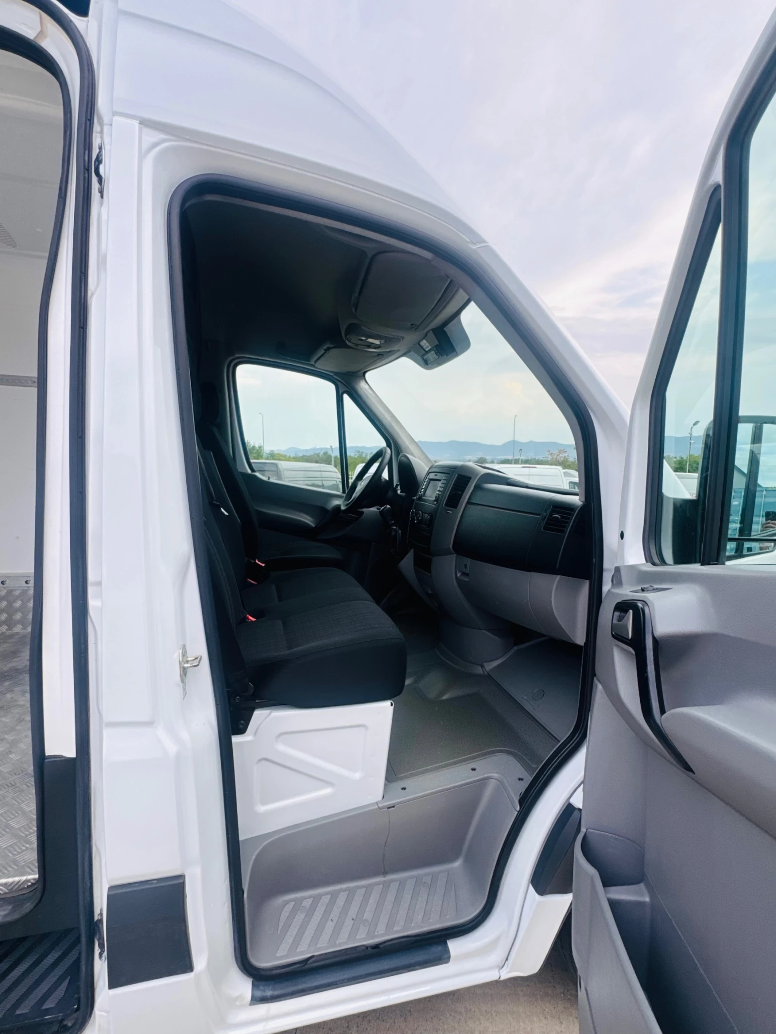 Mercedes-Benz Sprinter 316 Хладилен!Немски!КАТО НОВ!ТОП!ТОП!ТОП!НАВИ!КЛИМАТР!, снимка 9 - Бусове и автобуси - 55968253