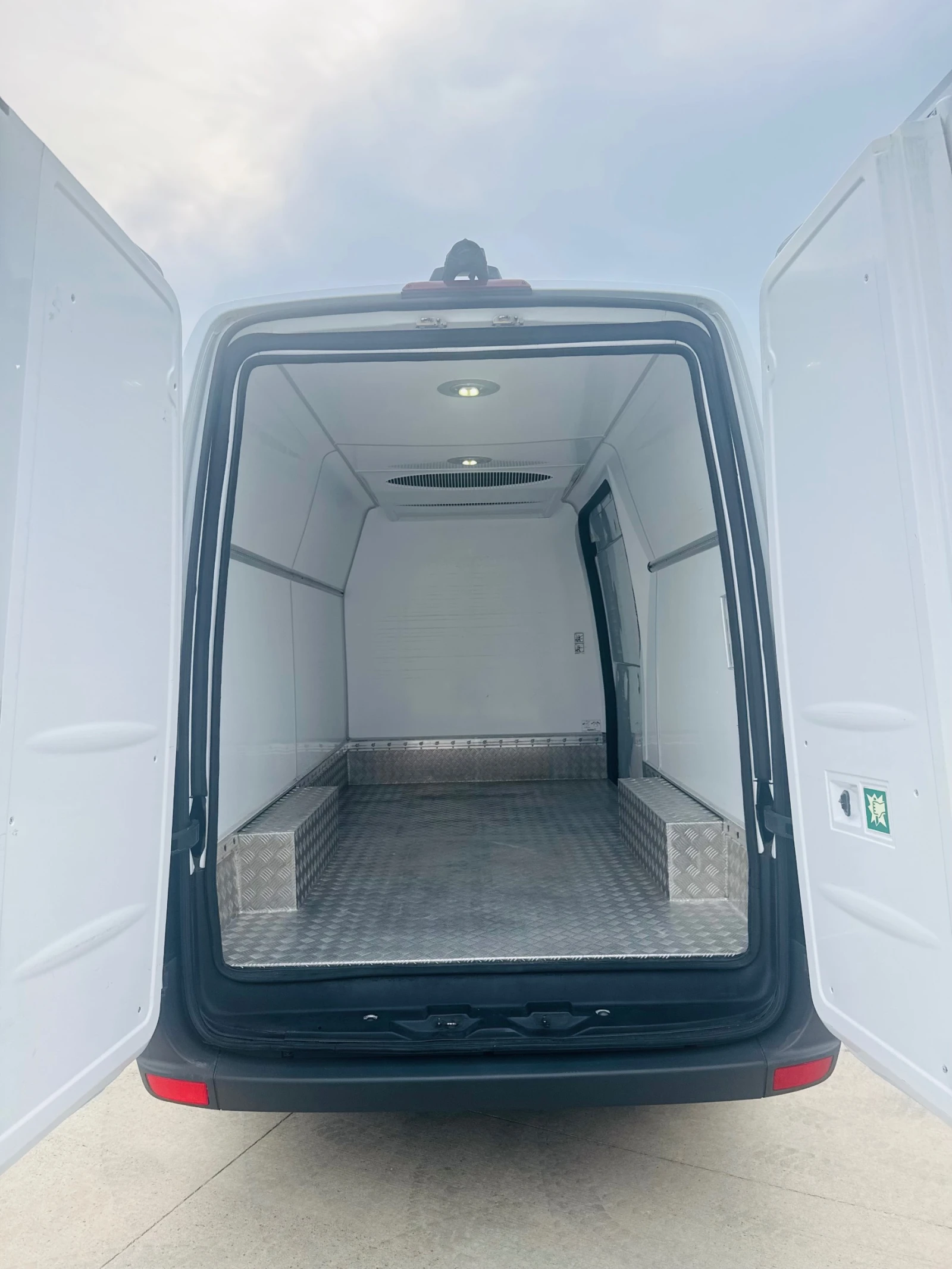 Mercedes-Benz Sprinter 316 Хладилен!Немски!КАТО НОВ!ТОП!ТОП!ТОП!НАВИ!КЛИМАТР!, снимка 8 - Бусове и автобуси - 55968253