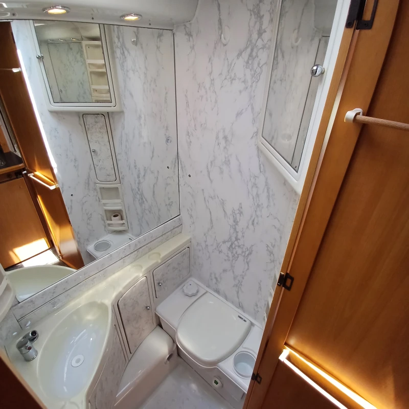 Кемпер LMC Автоматик , снимка 10 - Каравани и кемпери - 51190160