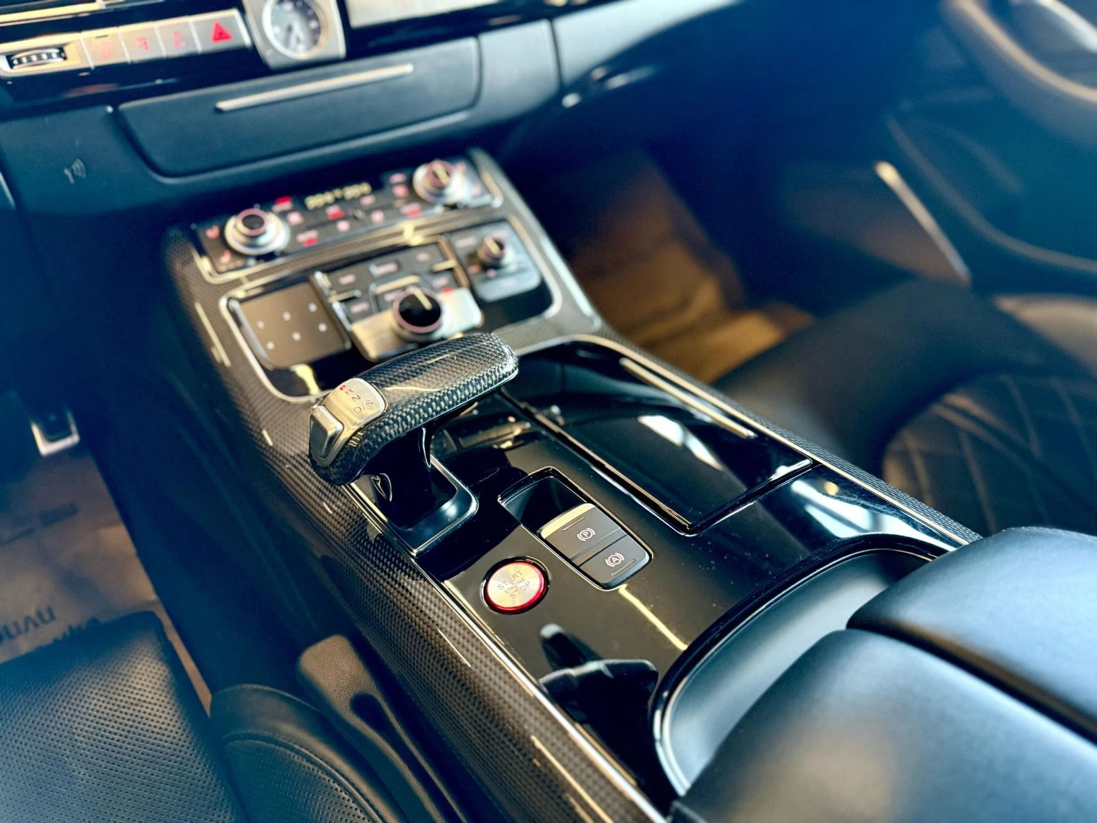 Audi S8 Plus* 740hp* Carbon* Ceramic* B&O* HUD* Лизинг , снимка 13 - Автомобили и джипове - 54305318