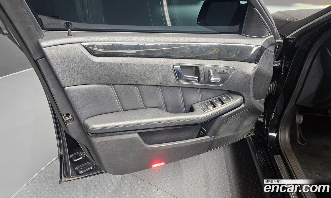 Mercedes-Benz E 350 E350 4MATIC Avantgarde, снимка 11 - Автомобили и джипове - 55685023