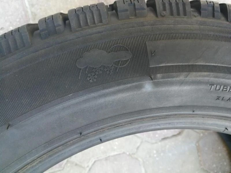 Гуми Зимни 215/60R17, снимка 12 - Гуми и джанти - 45863892