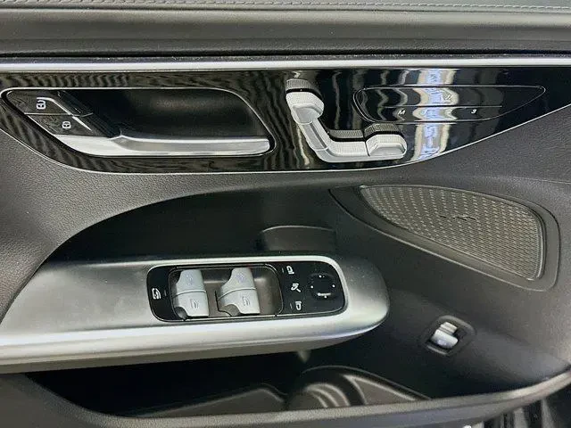 Mercedes-Benz C 300 4MATIC, снимка 16 - Автомобили и джипове - 54433931