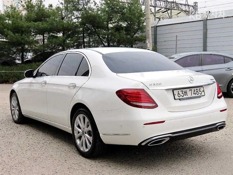 Mercedes-Benz E 300 4MATIC* BURMASTER* EKSTROV!!!, снимка 4 - Автомобили и джипове - 54970235