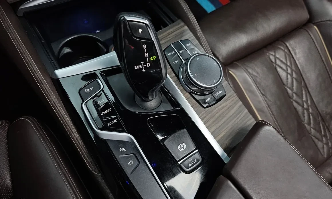 BMW 530 XDRIVE HEAD UP/360#PANO# #УНИКАТ# !FULL!, снимка 8 - Автомобили и джипове - 55187346