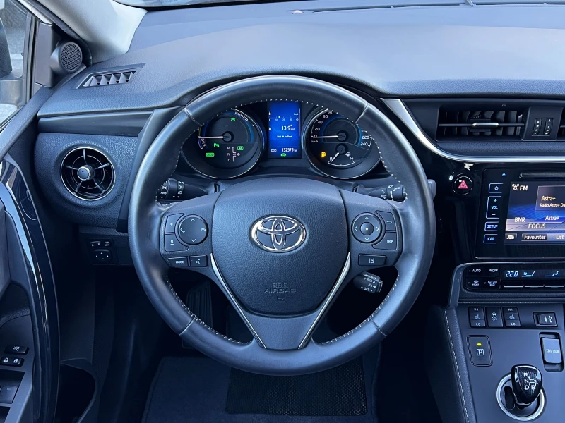 Toyota Auris 1.8Hybrid Lounge Подгрев LED Самопаркиране Keyless, снимка 8 - Автомобили и джипове - 49413173