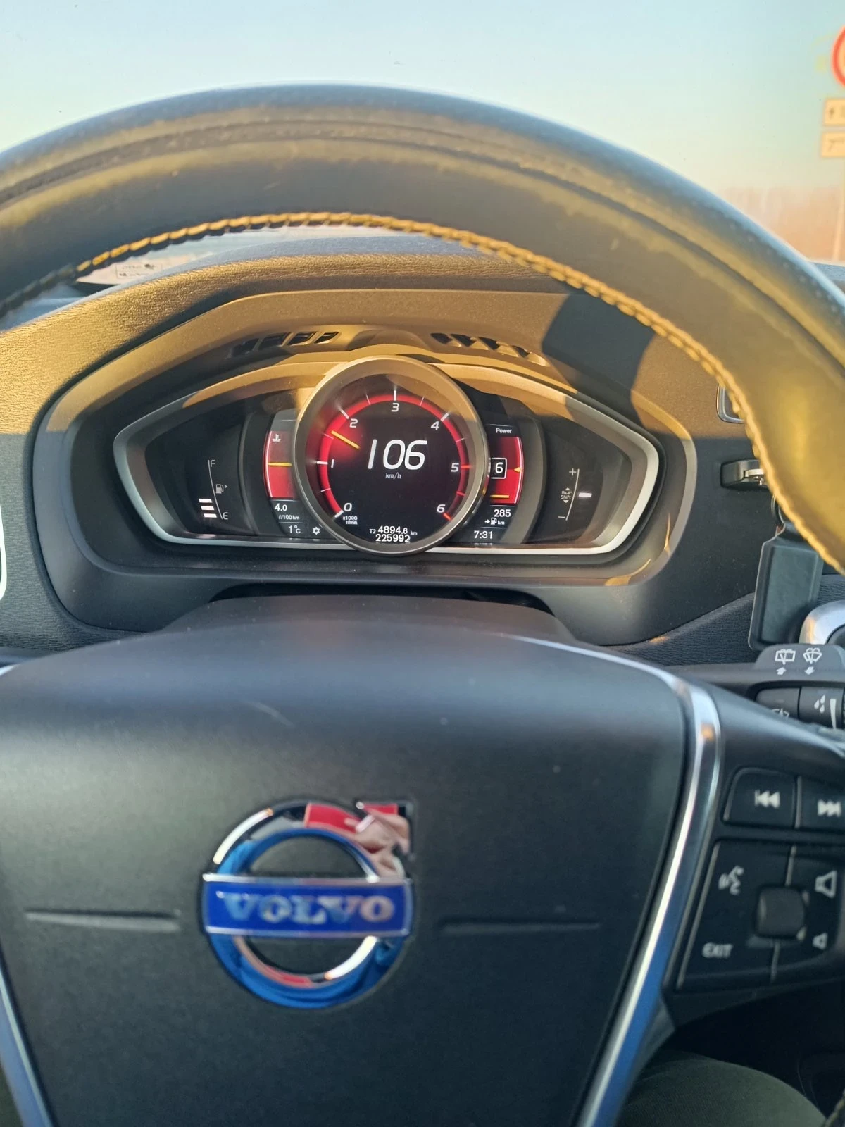 Volvo V40  - изображение 5