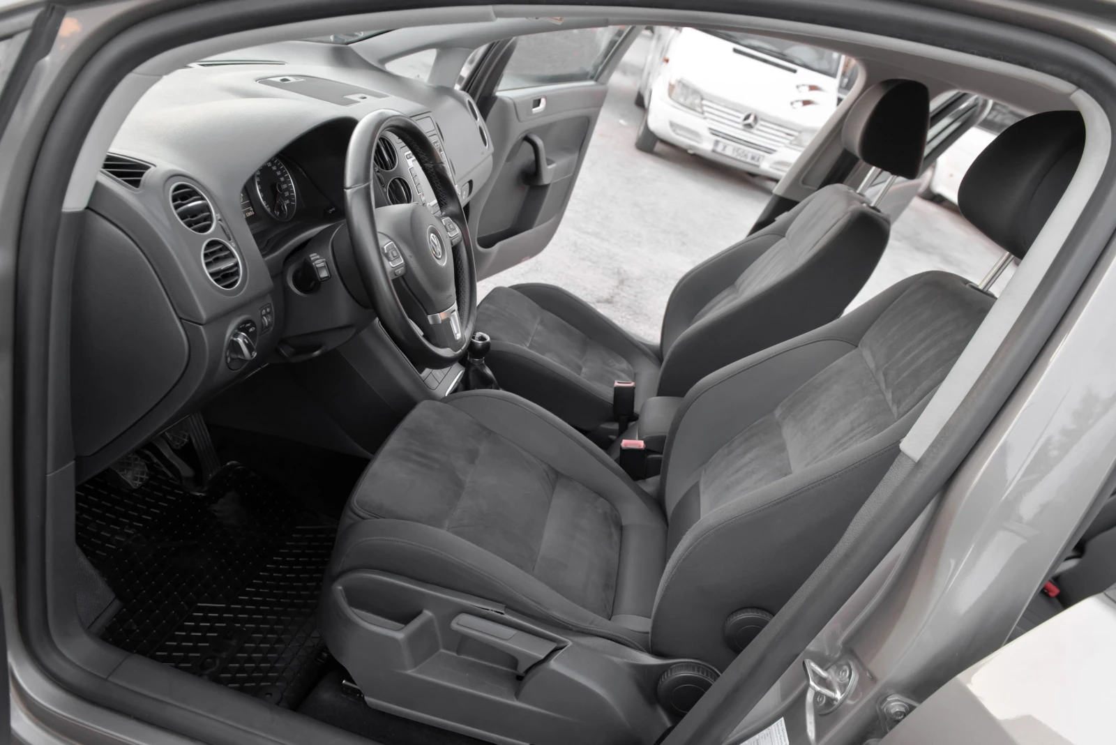 VW Golf Plus 1.6 TDI - 105 кс. - FACELIFT - MULTIMEDIA, снимка 11 - Автомобили и джипове - 54877949