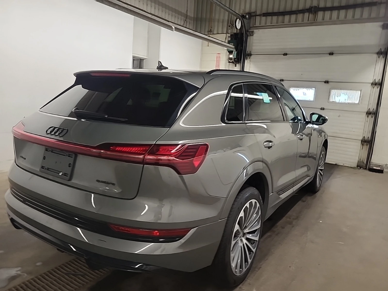 Audi E-Tron, снимка 4 - Автомобили и джипове - 55394551