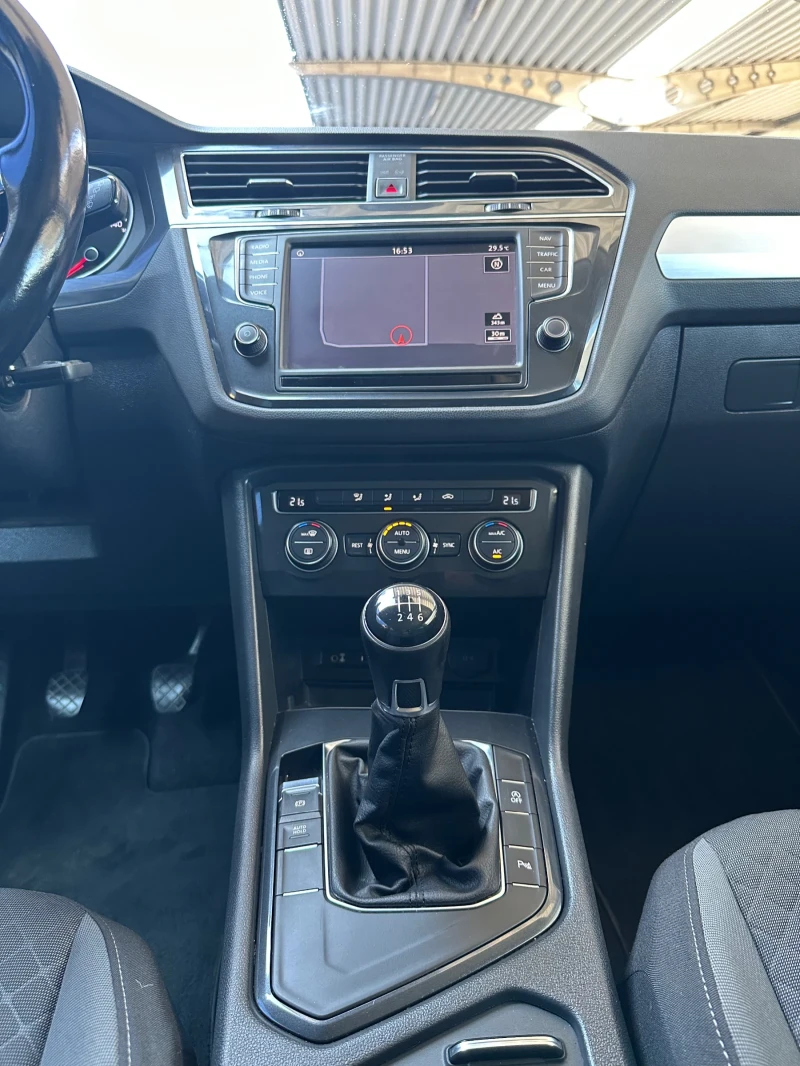 VW Tiguan 1.6TDI, снимка 8 - Автомобили и джипове - 50909573