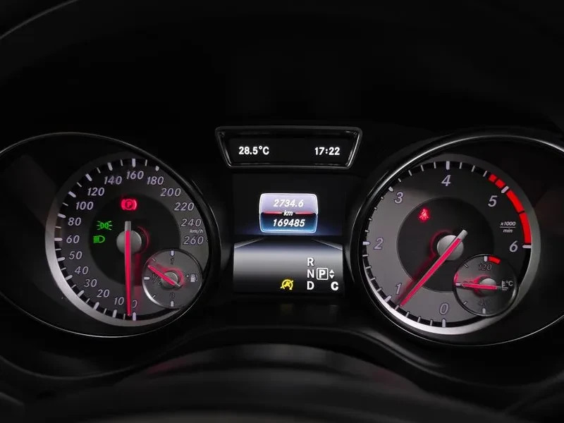 Mercedes-Benz GLA 200 D 4Matic, снимка 8 - Автомобили и джипове - 56093663