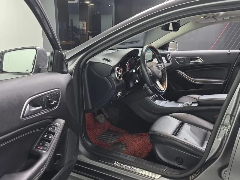 Mercedes-Benz GLA 200 D 4Matic, снимка 10 - Автомобили и джипове - 56093663
