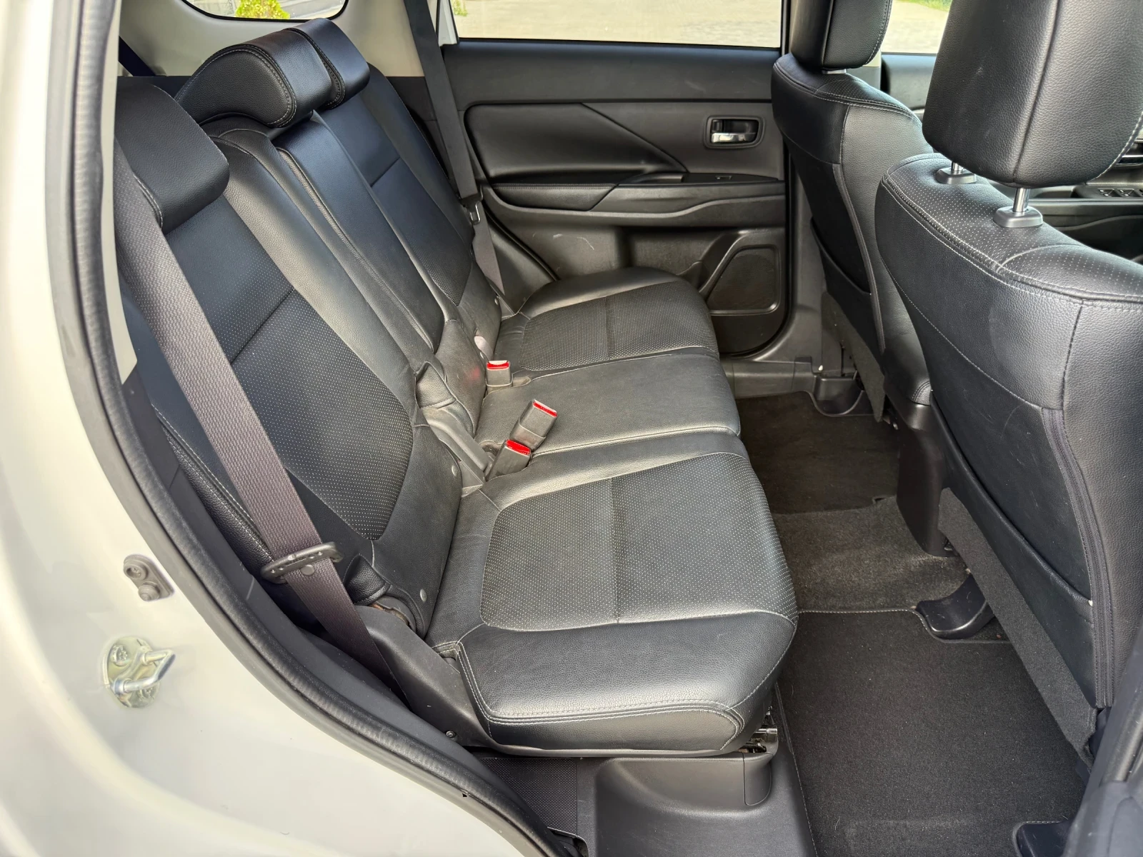 Mitsubishi Outlander 2.2 DI-D FULL 6+ 1 / 4X4 / KOJA / NAVI / CAMERA, снимка 12 - Автомобили и джипове - 56141063