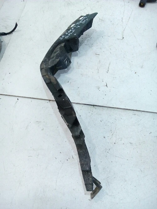 Водач задна броня десен Фолксваген Голф 4