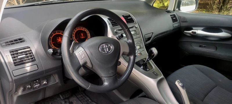 Toyota Auris 1, 6 бензин / газ, снимка 6 - Автомобили и джипове - 52650249