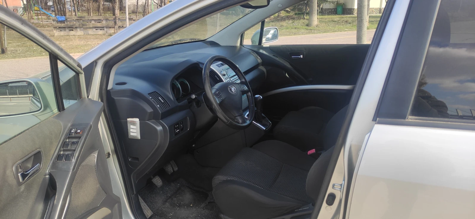 Toyota Corolla verso 2, 2 D-CAT 5местна - изображение 9
