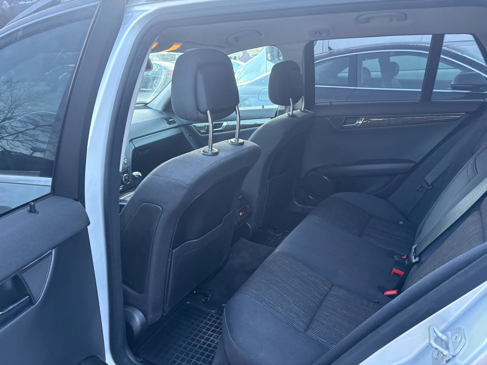 Mercedes-Benz C 220, снимка 8 - Автомобили и джипове - 53890070