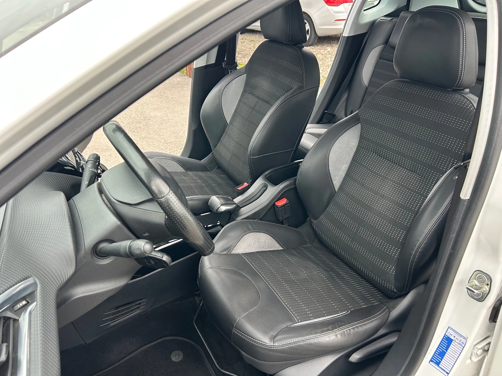 Peugeot 2008 1.6 eHDI, снимка 13 - Автомобили и джипове - 53942649