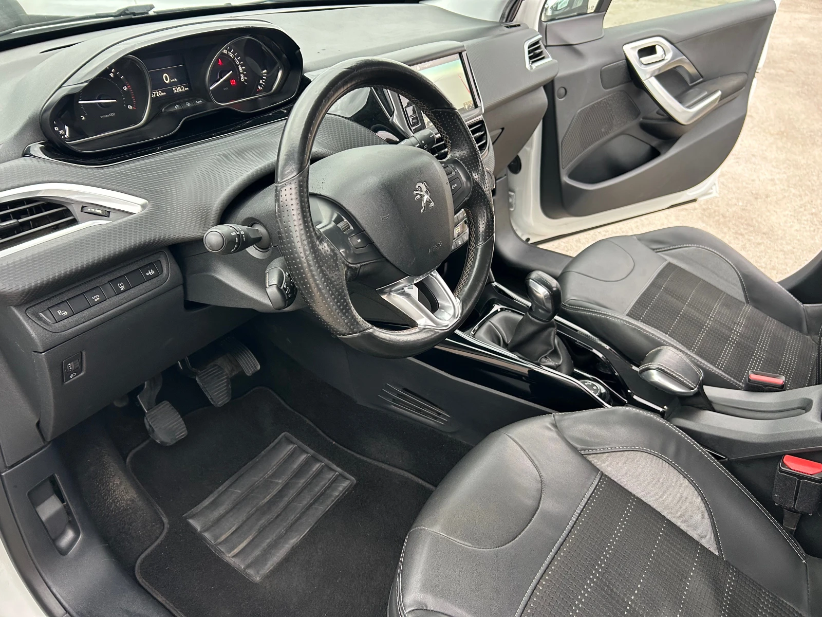 Peugeot 2008 1.6 eHDI, снимка 11 - Автомобили и джипове - 53942649