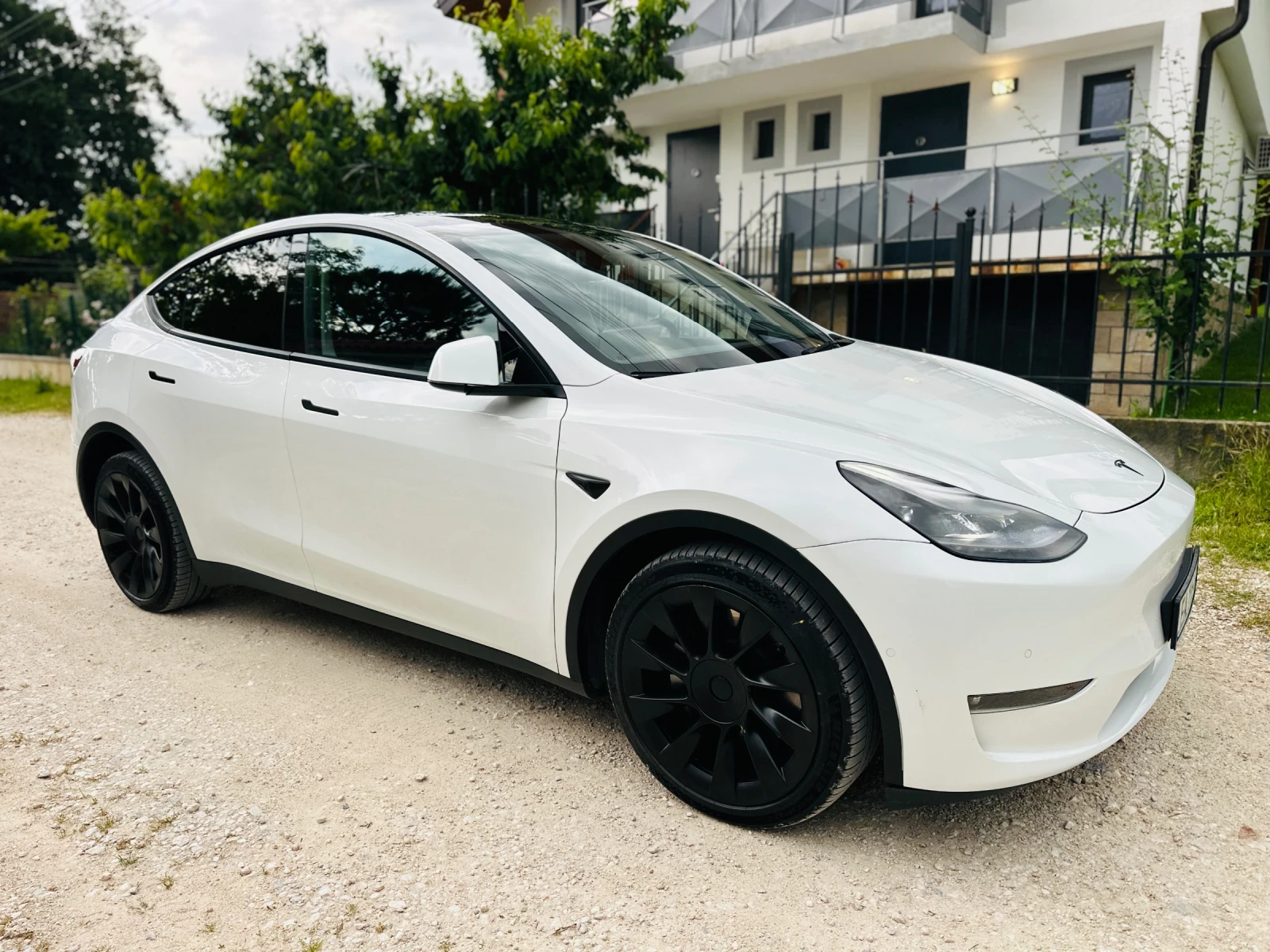 Tesla Model Y DUAL MOTOR LONG RANGE AWD