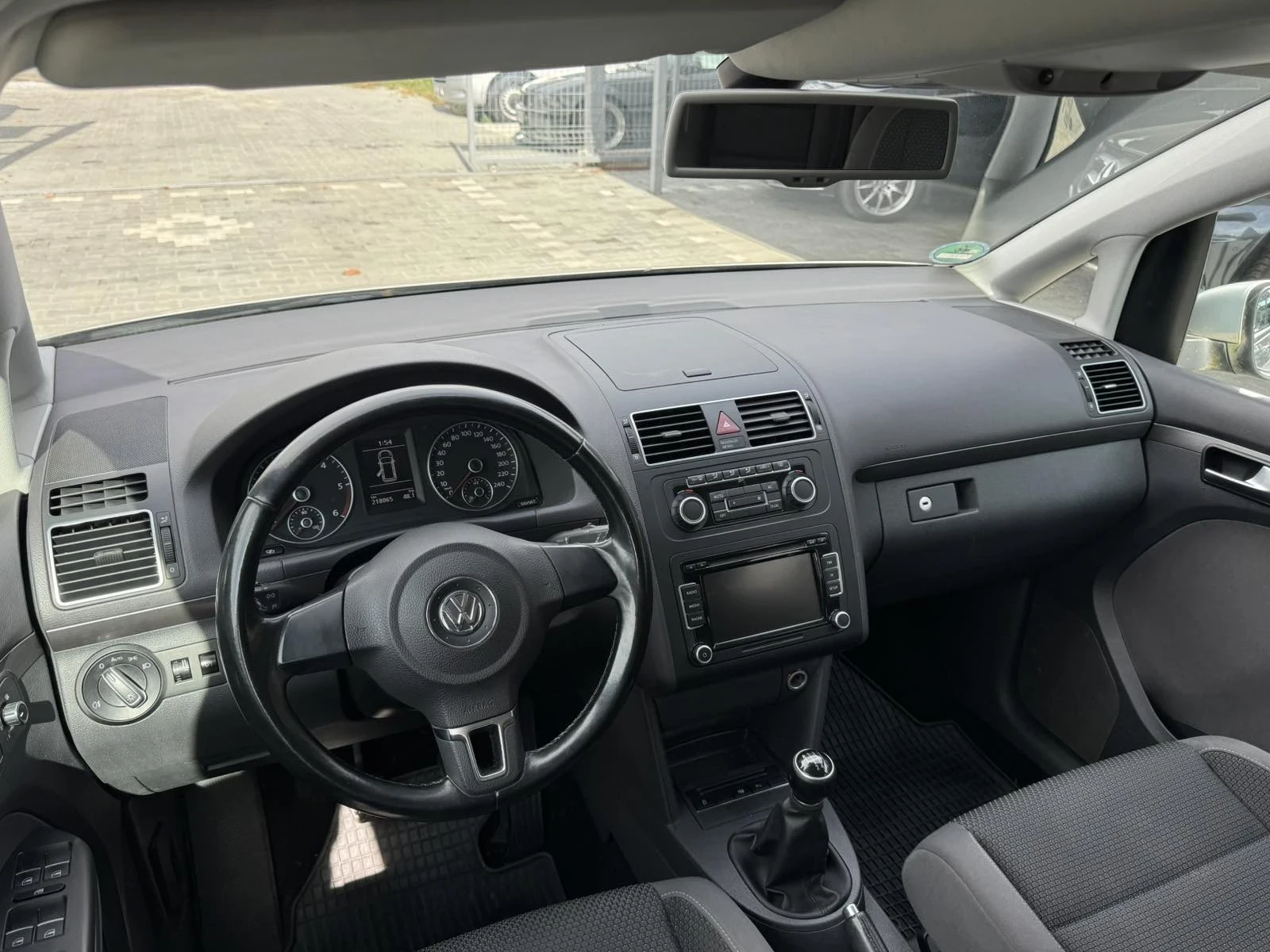 VW Touran 1.6 TDI, снимка 8 - Автомобили и джипове - 56565337