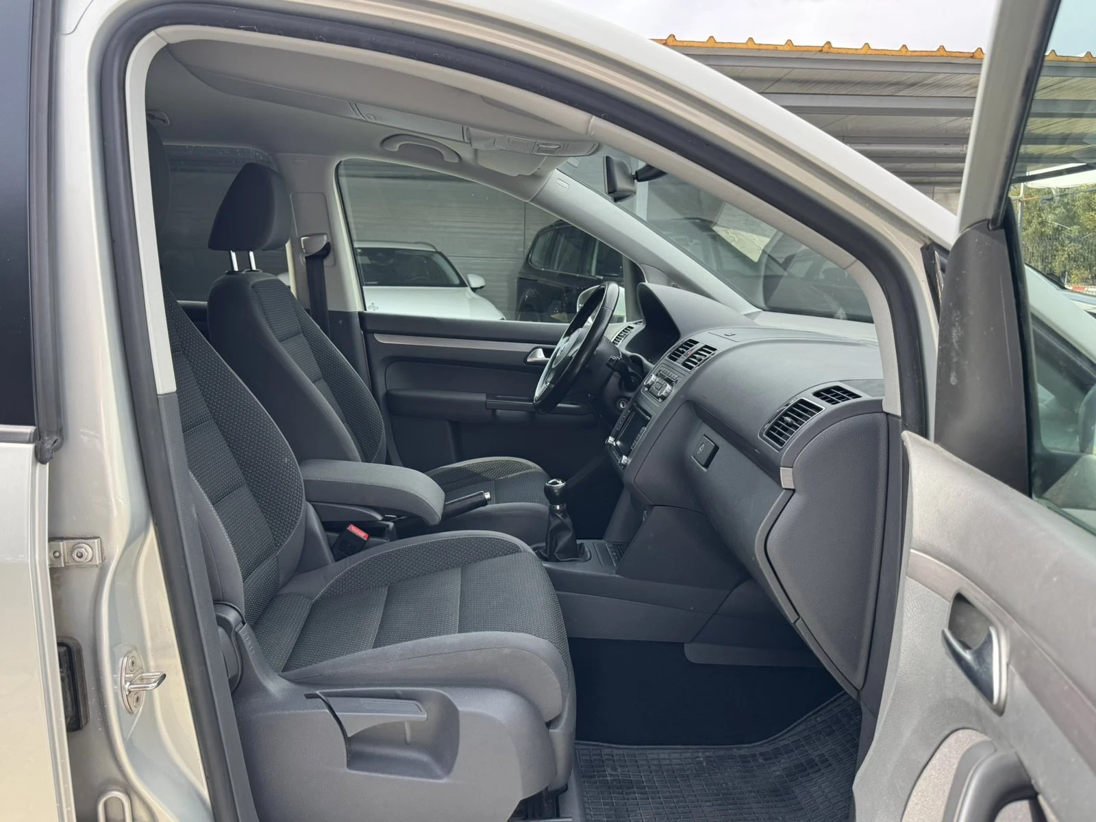 VW Touran 1.6 TDI, снимка 5 - Автомобили и джипове - 56565337