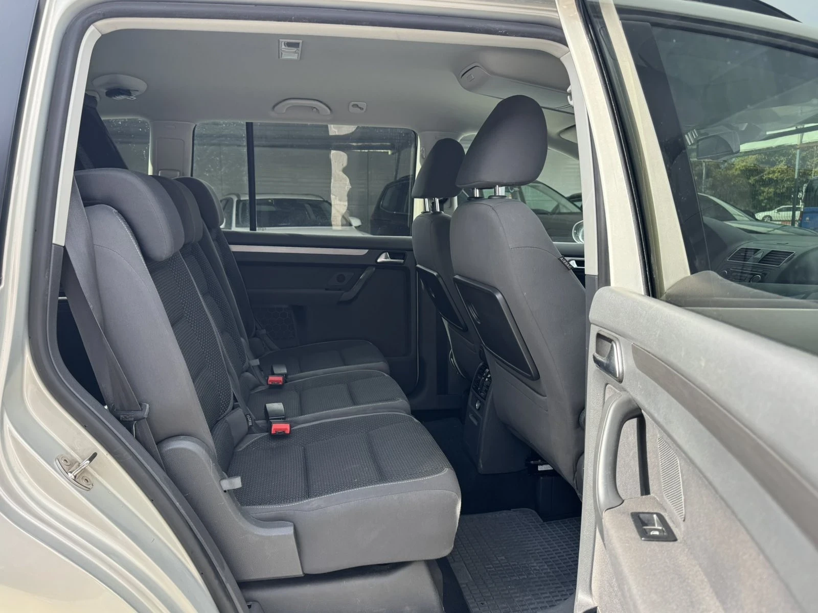 VW Touran 1.6 TDI, снимка 4 - Автомобили и джипове - 56565337