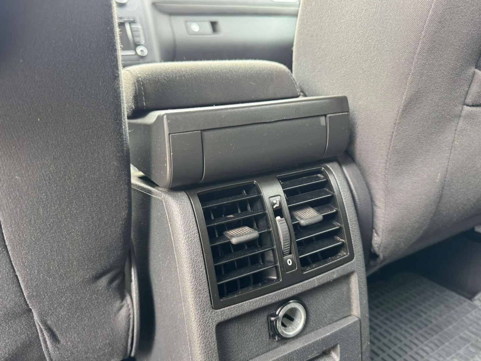 VW Touran 1.6 TDI, снимка 10 - Автомобили и джипове - 56565337