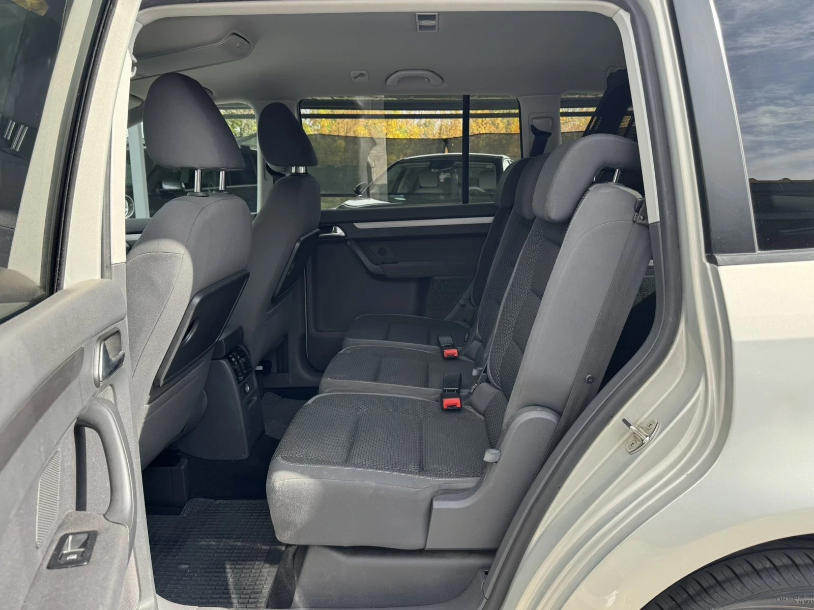 VW Touran 1.6 TDI, снимка 7 - Автомобили и джипове - 56565337