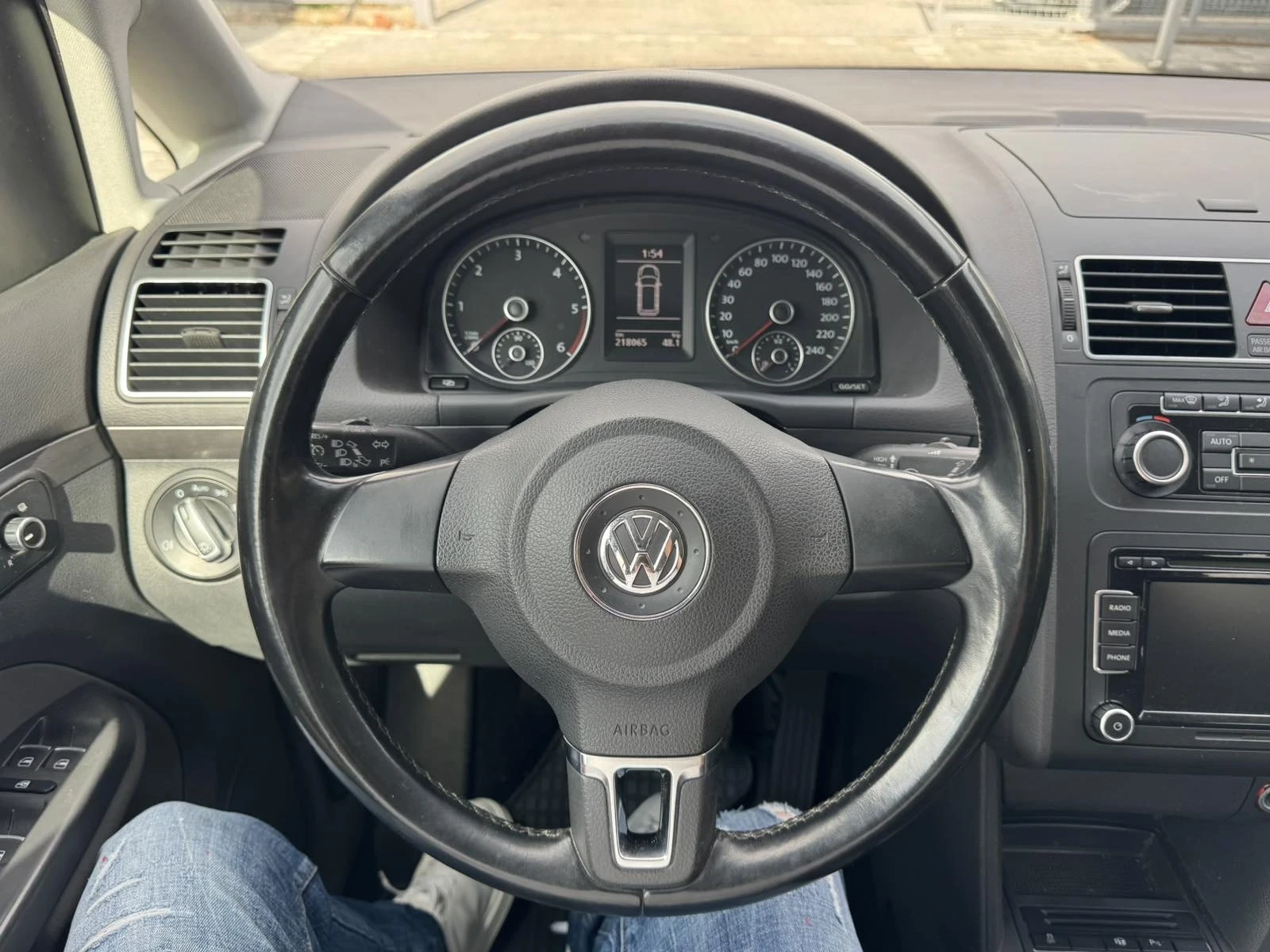 VW Touran 1.6 TDI, снимка 9 - Автомобили и джипове - 56565337