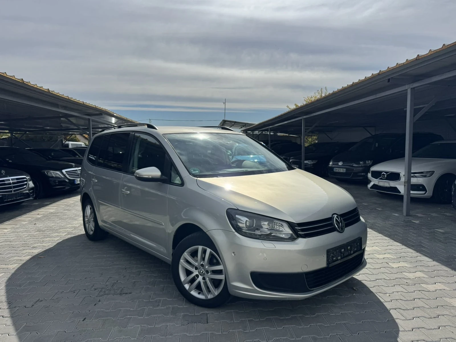 VW Touran 1.6 TDI, снимка 2 - Автомобили и джипове - 56565337