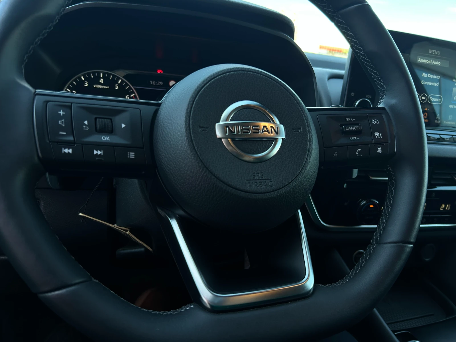 Nissan Qashqai 1.3 DDT N-Connecta A/T 4x2, снимка 6 - Автомобили и джипове - 54628169